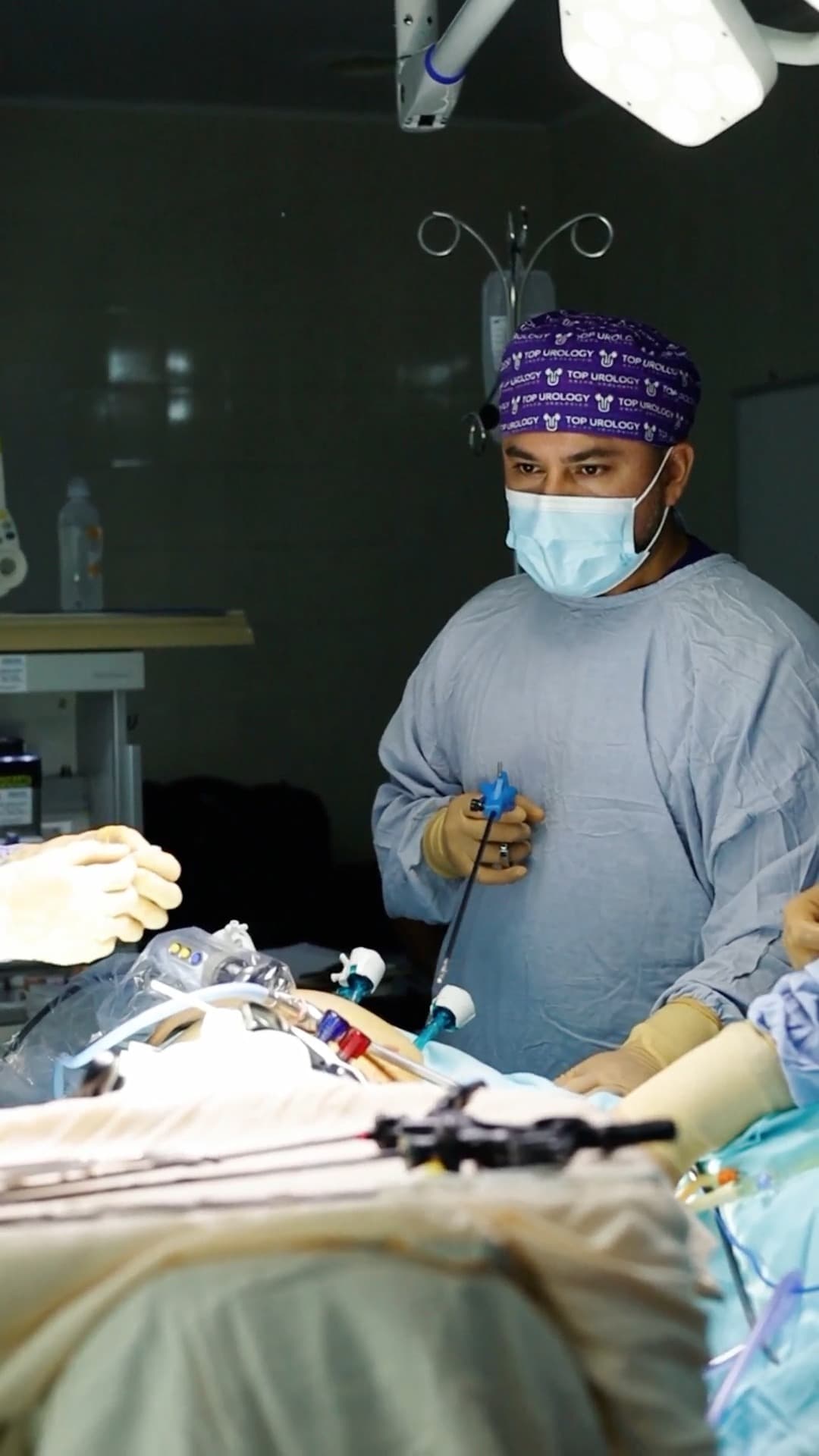 Dr. Juárez performing minimally invasive surgery